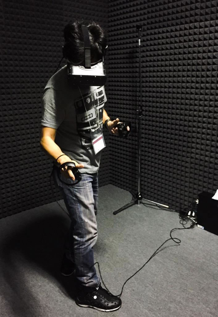 Hideo Kojima teste la VR le 17 septembre 215 au Tokyo Game Show