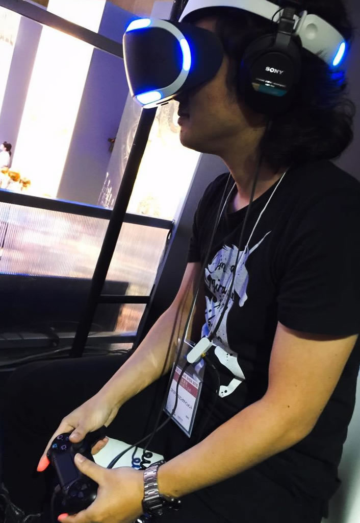Yoji Shinkawa teste la VR le 17 septembre 2015 au Tokyo Game Show