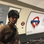 « Hideo Kojima expérimente le métro londonien. » - Ayako Terashima