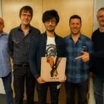 « Avec Mark-san et l'équipe de SCEA music (PD MUSIC). J'ai reçu ces cadeaux. Merci ! » - Hideo Kojima