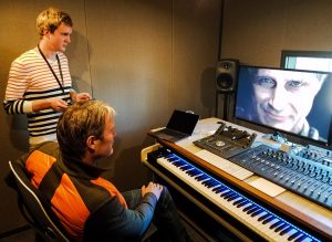 Ludvig Forssell et Mads Mikkelsen chez Kojima Productions, visionnant le trailer des Game Awards 2016, le 25 janvier 2017