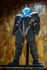 « Cette figurine réalisée par 1000TOYS, à l'échelle 1/6, avec des lumières, est encore un prototype. » - Hideo Kojima (21 juillet 2016)