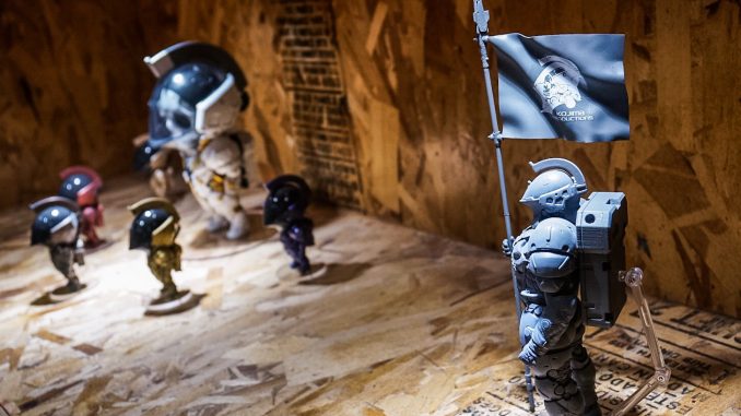 « Les figurines LUDENS de KojiPro sont exposées chez BAIT (920 5ème avenue, San Diego, Californie 92101, États-Unis. Venez y faire un tour ! » - Hideo Kojima (21 juillet 2016)