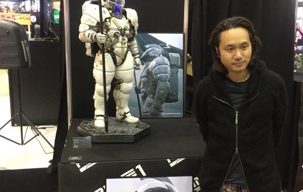 Yoji Shinkawa et la statuette de Ludens par Prime 1 Studio à la Comic-con de Tokyo, le 2 décembre 2016