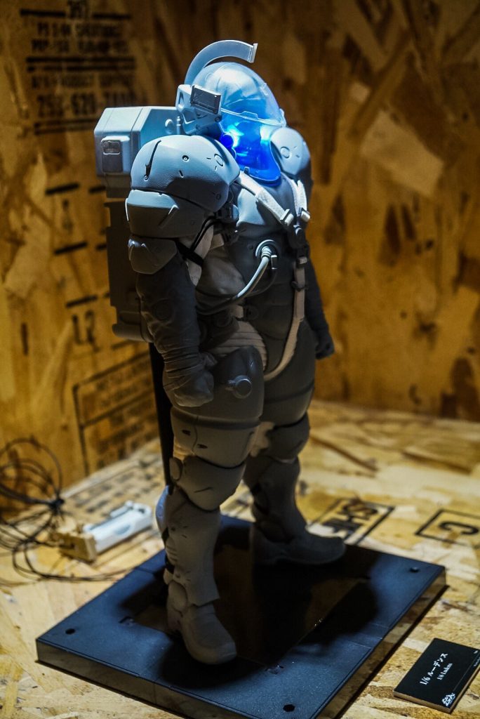 « Cette figurine réalisée par 1000TOYS, à l'échelle 1/6, avec des lumières, est encore un prototype. » - Hideo Kojima (21 juillet 2016)