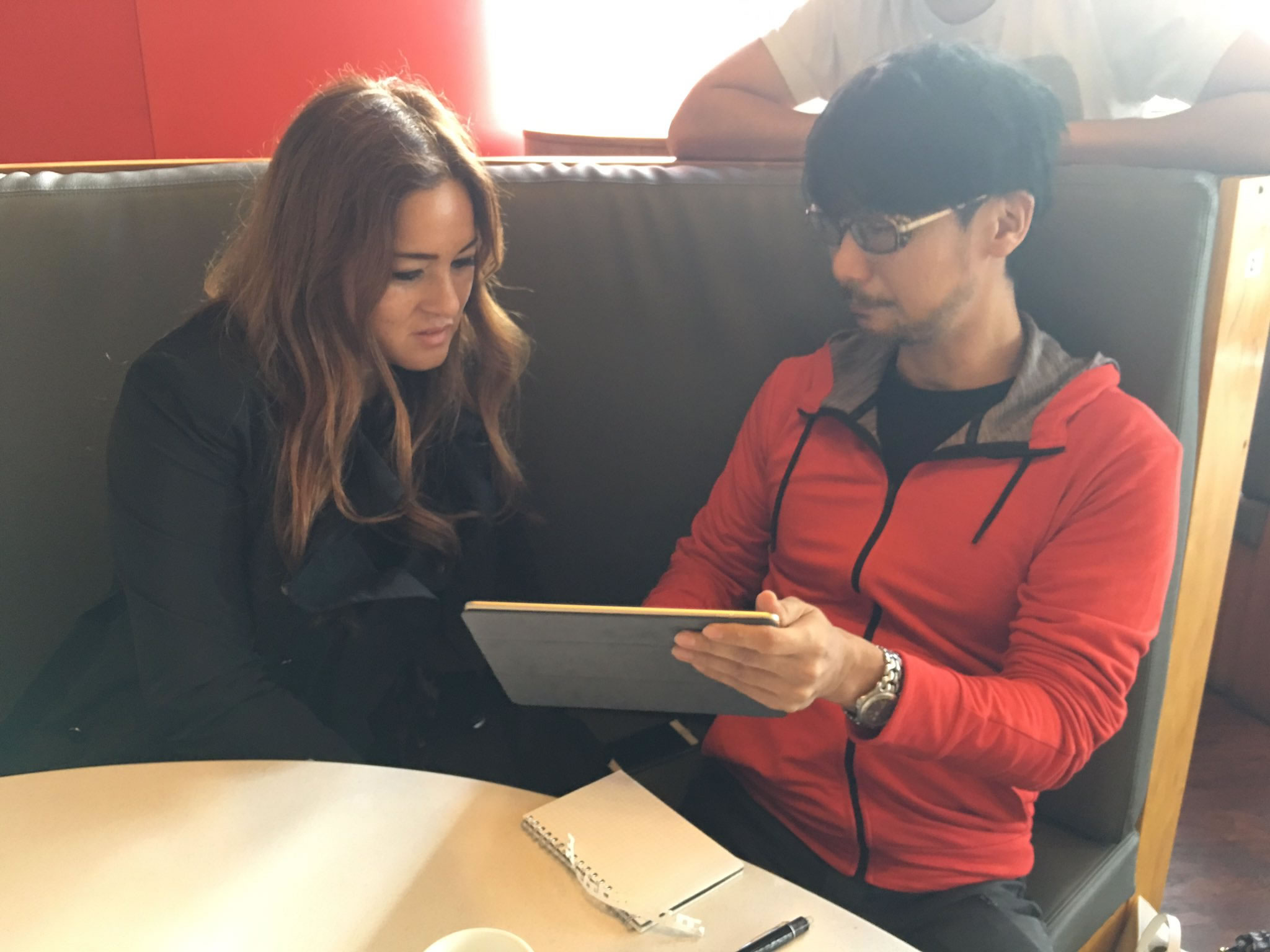 « Étant membre du conseil consultatif, Hideo Kojima travaille avec Kimeberly Cooper, co-fondatrice de Prologue Immersive. » – Ayako Terashima, le 18 octobre 2016