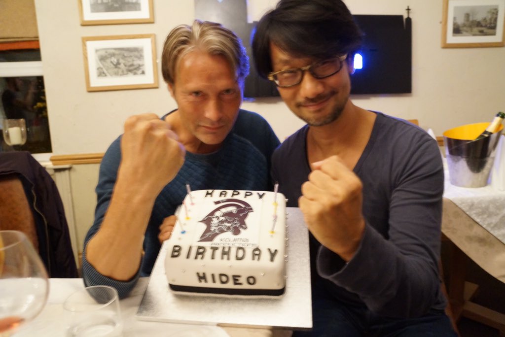 Mads Mikkelsen et Hideo Kojima fêtant l’anniversaire de ce dernier – août 2016
