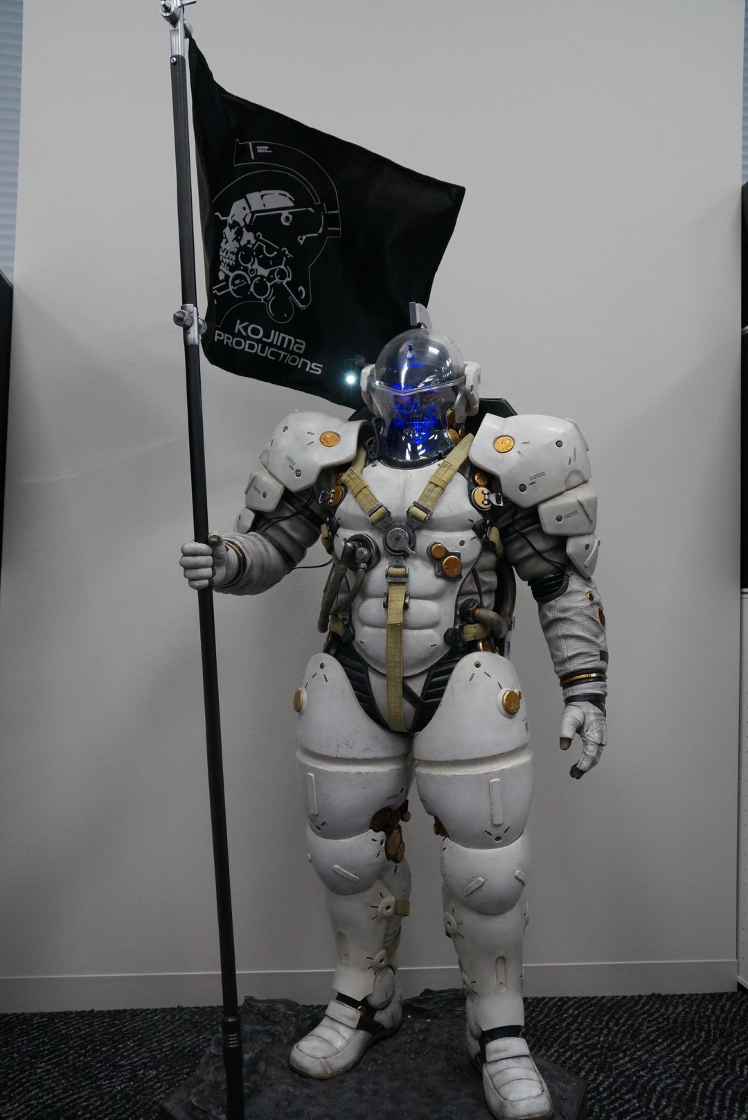 La grande statuette de Ludens atterrit dans les bureaux de Kojima Productions