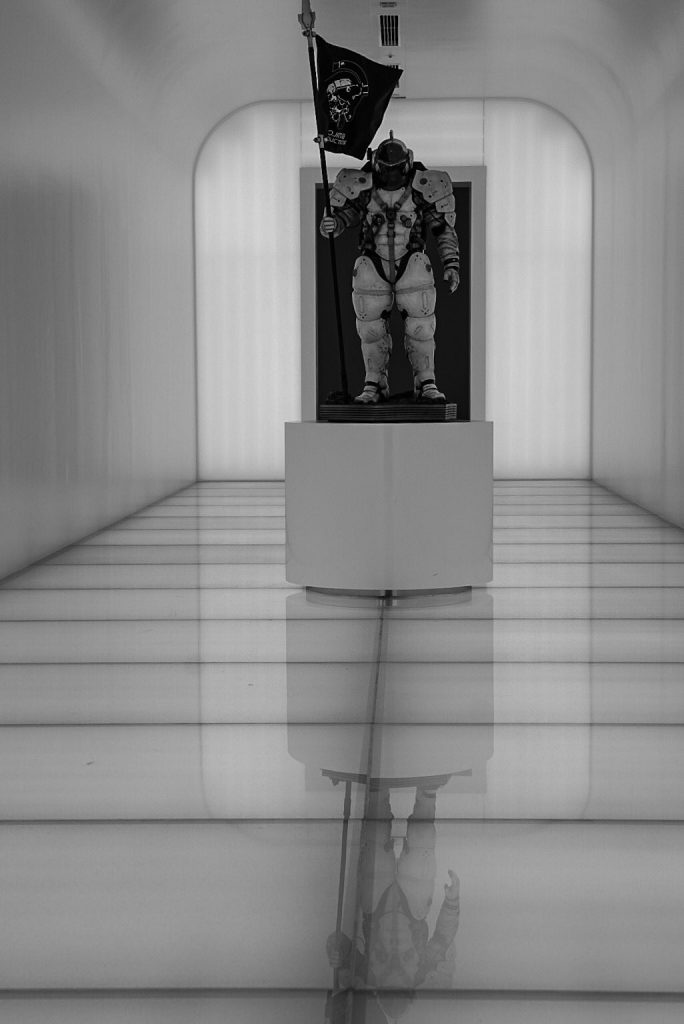 La statuette de Ludens dans le couloir d'entrée de Kojima Productions