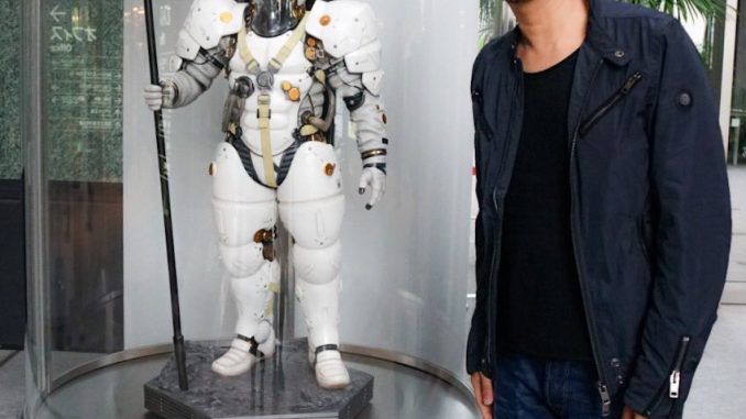 Statuette de Ludens au rez-de-chaussée de Kojima Productions, avec Hideo Kojima, le 26 avril 2017