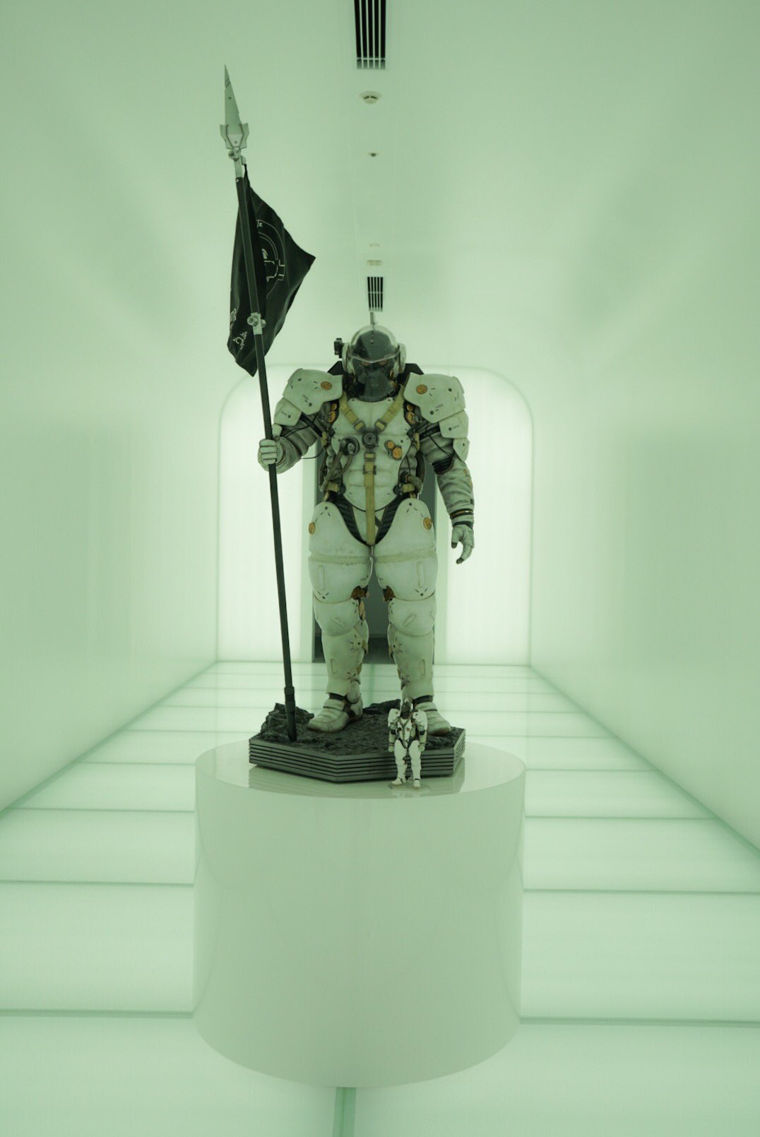 La figurine de Ludens par Figma aux pieds de la statuette de Ludens par Prime 1 Studio, dans le couloir d’entrée de Kojima Productions, le 25 mai 2017