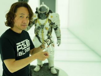 Yoji Shinkawa tenant dans ses mains la figurine Figma de Ludens, le 25 mai 2017
