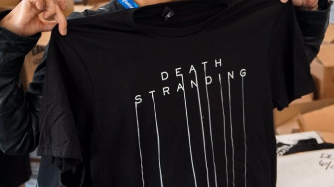 Ayako Terashima tenant un t-shirt de Death Stranding, le 12 juin 2017