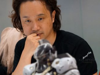 Yoji Shinkawa est fasciné par la figurine de Ludens, le 6 septembre 2017