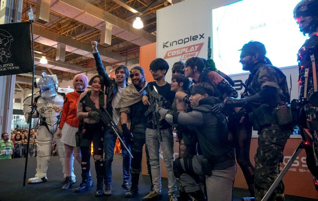 Hideo Kojima, membre du jury, lors d'un concours de cosplay au Brasil Game Show, le 13 octobre 2017