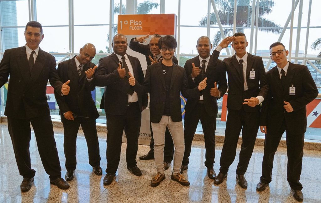Hideo Kojima et les membres de l'équipe de sécurité au Brasil Game Show, le 13 octobre 2017