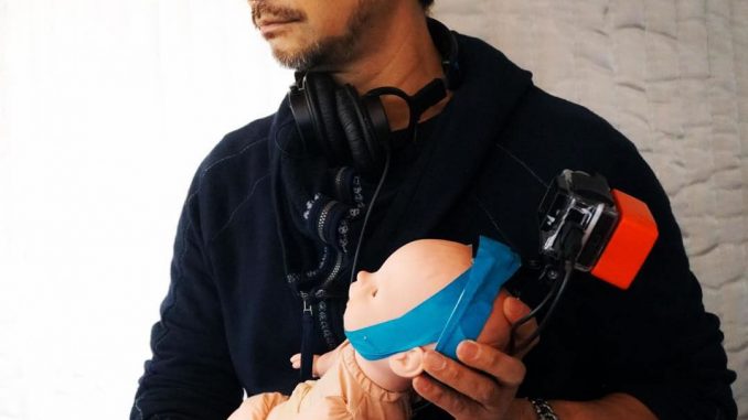 Hideo Kojima et la poupée du bébé sur le tournage de Death Stranding, le 21 février 2018