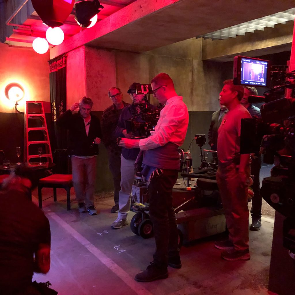 Nicolas Winding Refn et son équipe sur le tournage de « Too Old To Die Young », le 22 février 2018