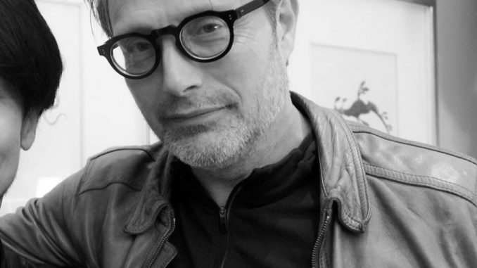 Mads Mikkelsen portant les lunettes de Hideo Kojima, le 13 avril 2018