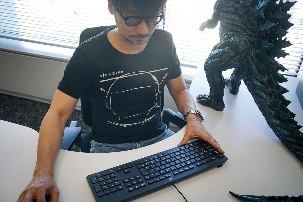 Hideo Kojima travaillant sur le montage du nouveau trailer de Death Stranding, le 14 mai 2018