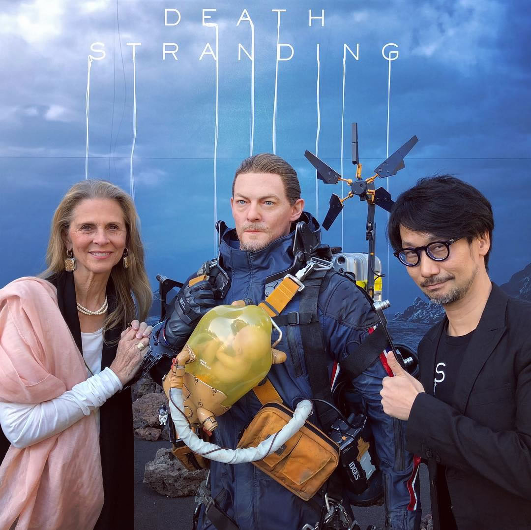 Lindsay Wagner, la statue de Sam (Norman Reedus) et Hideo Kojima à l'E3 2018, le 12 juin 2018