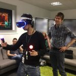« Visite chez l'équipe VR de Londres. Désolé pour les parties floues sur la photos qui masquent leur prochaine expérience VR. » - Mark Cerny