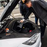 « Tesla Taxi. Les bagages peuvent être rangés à l'avant ou à l'arrière de la voiture. » - Hideo Kojima