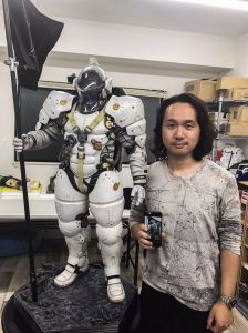 Yoji Shinkawa et la statuette de Ludens par Prime 1 Studio, le 30 novembre 2016