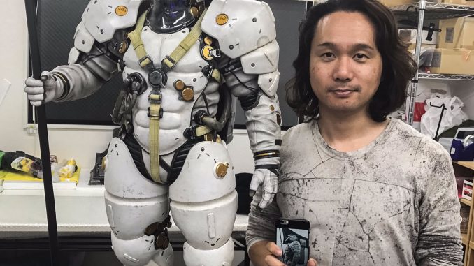 Yoji Shinkawa et la statuette de Ludens par Prime 1 Studio (30 novembre 2016)