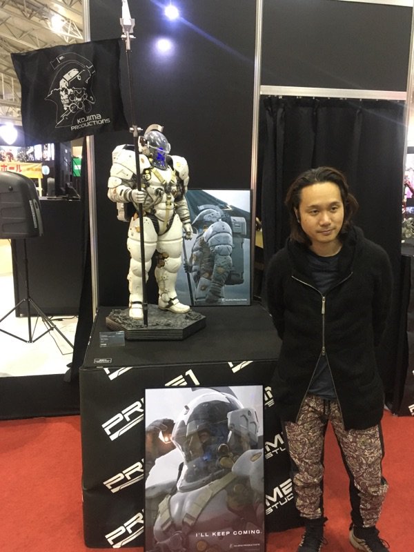 Yoji Shinkawa et la statuette de Ludens par Prime 1 Studio (Comic-con de Tokyo, le 2 décembre 2016)