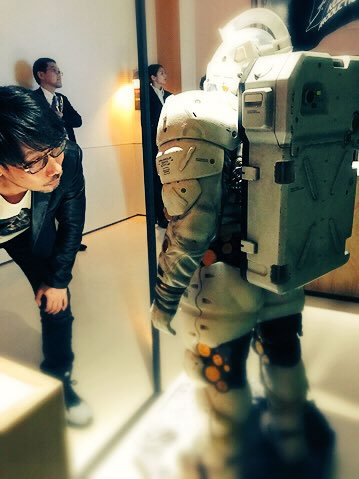 Hideo Kojima et la statuette de Ludens réalisée par Prime 1 Studio (le 7 décembre 2016)