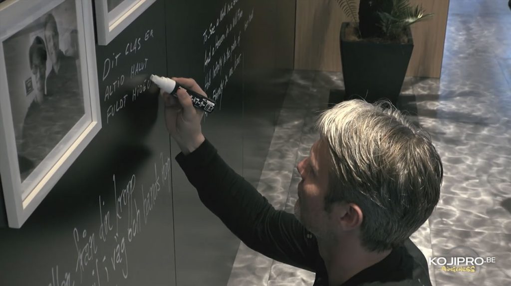 Mads Mikkelsen signant le mur de Kojima Productions - Janvier 2017