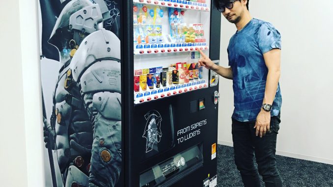 Hideo Kojima et le distributeur de boissons Ludens chez Kojima Productions, le 30 mai 2017