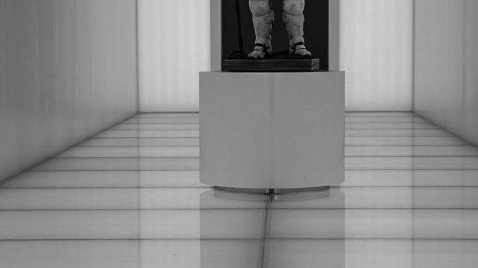La statuette de Ludens dans le couloir d'entrée de Kojima Productions