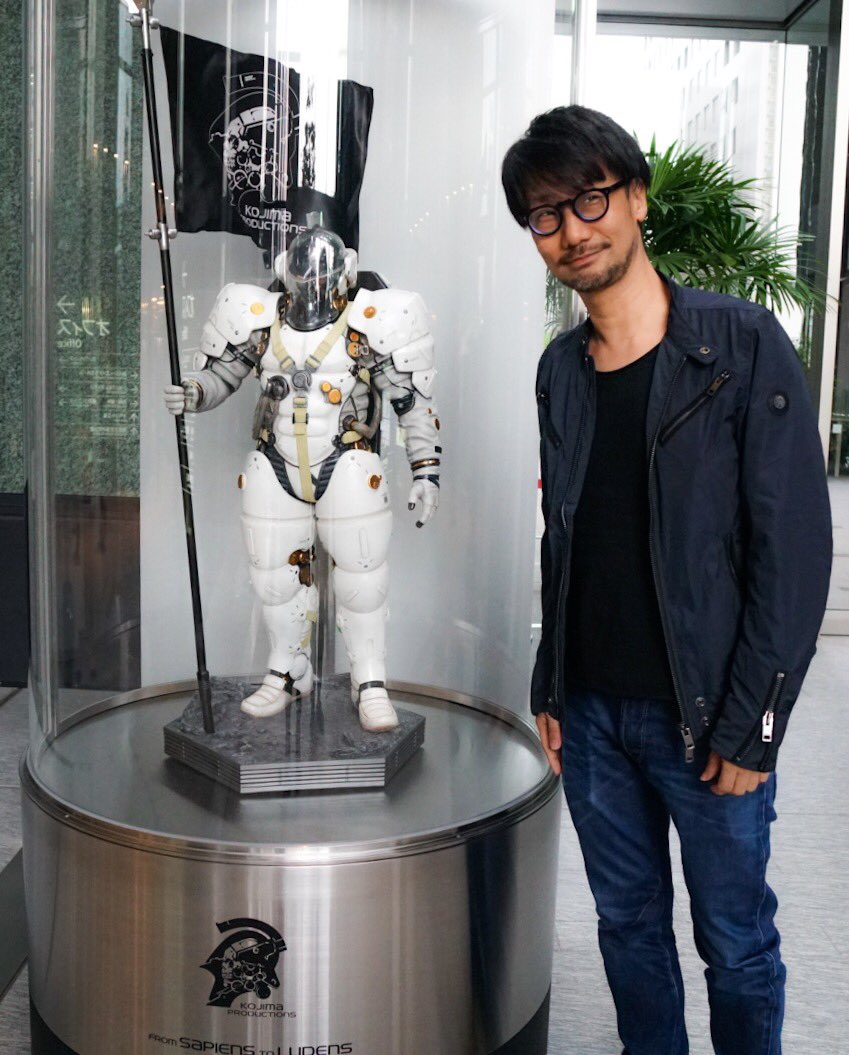 Statuette de Ludens au rez-de-chaussée de Kojima Productions, avec Hideo Kojima, le 26 avril 2017