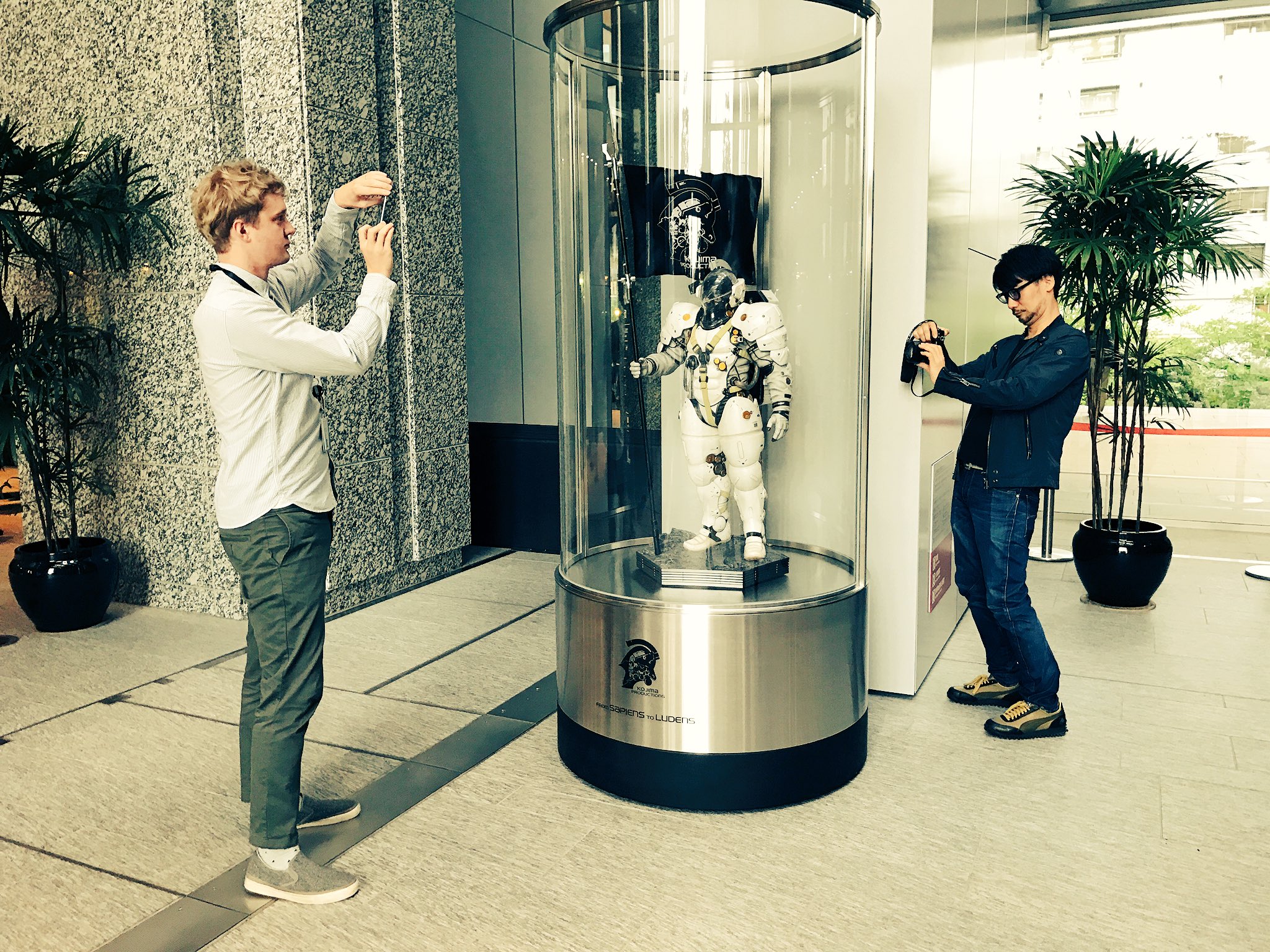 Statuette de Ludens au rez-de-chaussée de Kojima Productions, avec Ludvig Forssell et Hideo Kojima, le 26 avril 2017