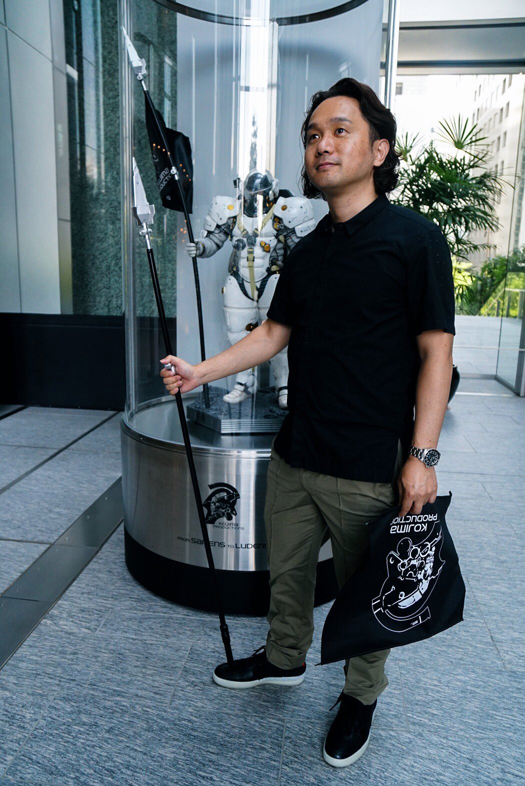 Yoji Shinkawa réparant la statuette de Ludens, le 12 juillet 2017