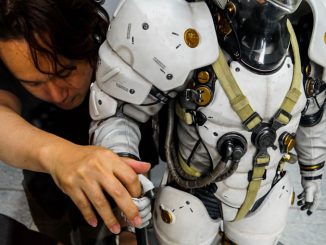 Yoji Shinkawa réparant la statuette de Ludens, le 12 juillet 2017
