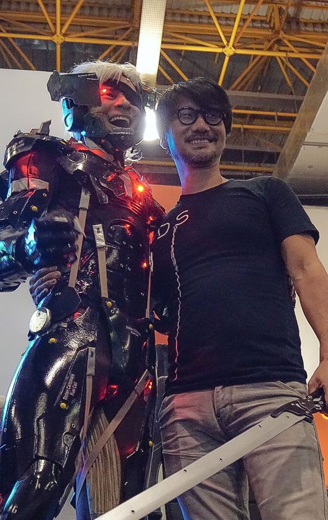 Hideo Kojima, membre du jury, lors d'un concours de cosplay au Brasil Game Show, le 13 octobre 2017