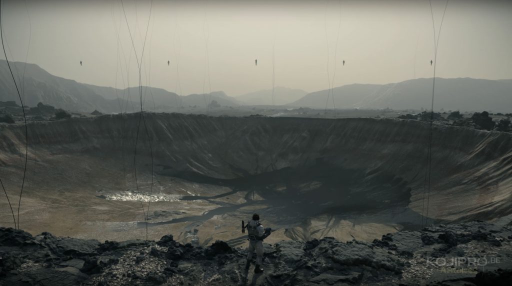 Un gigantesque cratère défigure le paysage désertique.