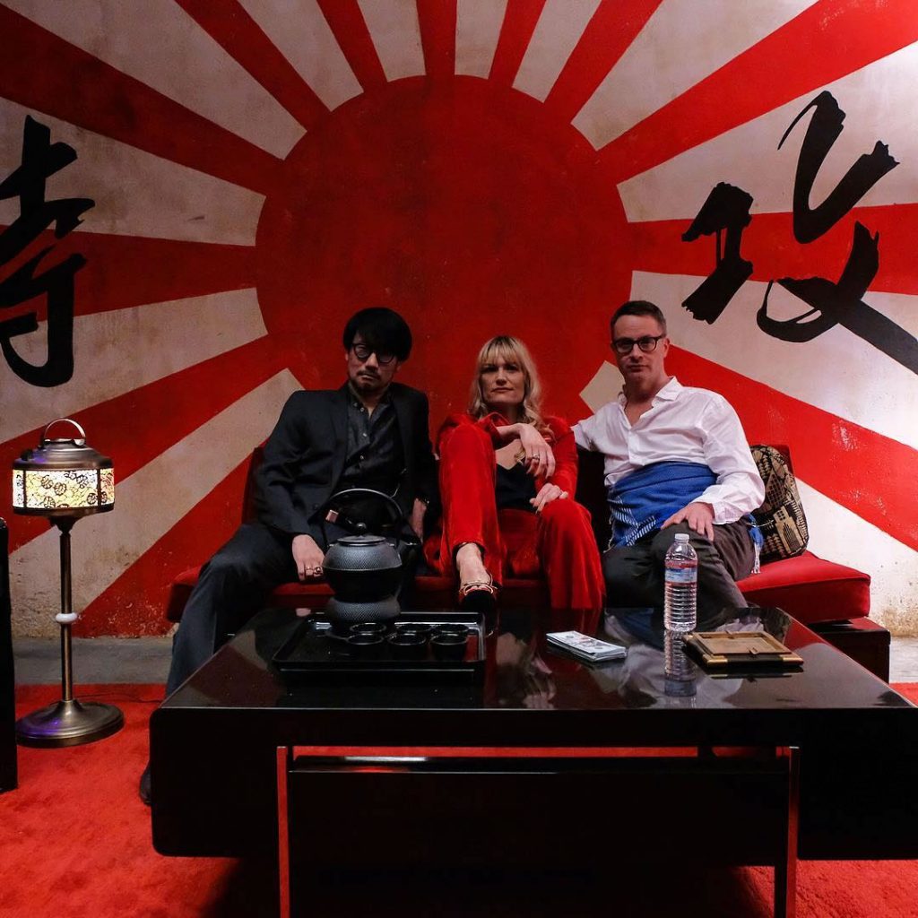 Hideo Kojima, Liv Corfixen et Nicolas Winding Refn sur le tournage de « Too Old To Die Young », le 22 février 2018
