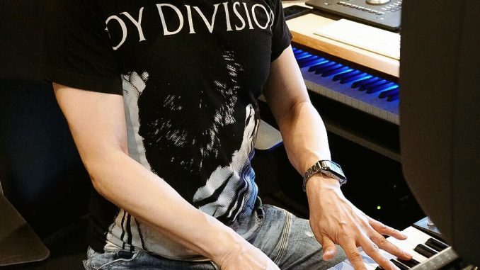 Hideo Kojima travaillant sur le montage du nouveau trailer de Death Stranding, le 18 mai 2018